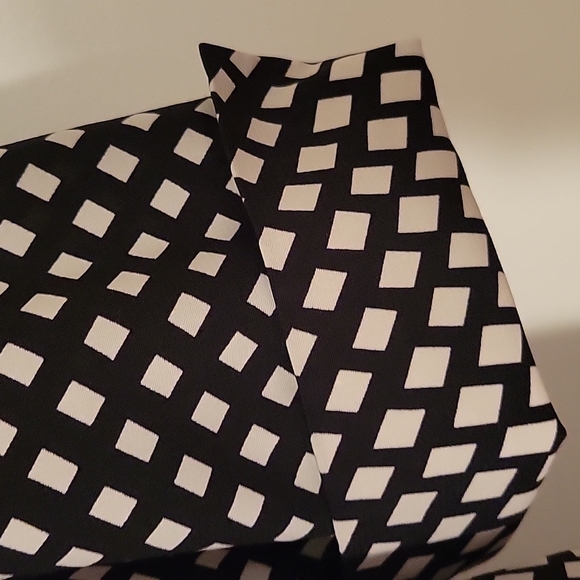 Geometric cuffed sleeve blouse 3x by Catherines black and white pattern - Picture 7 of 8